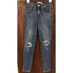 721 Levi’s High Rise Distressed Skinny Jeans